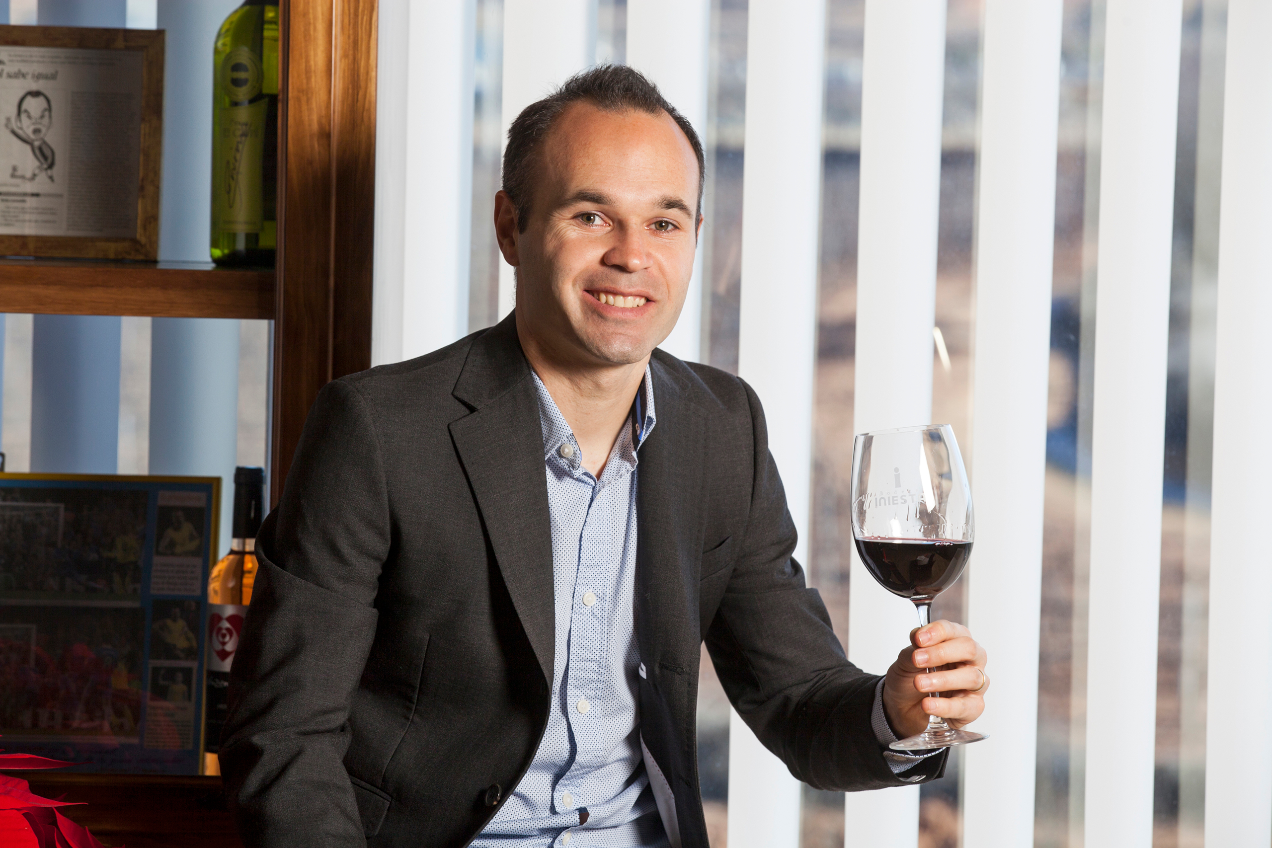 官方：迈克尔-奥利弗将担任巴萨vs巴黎的主裁判